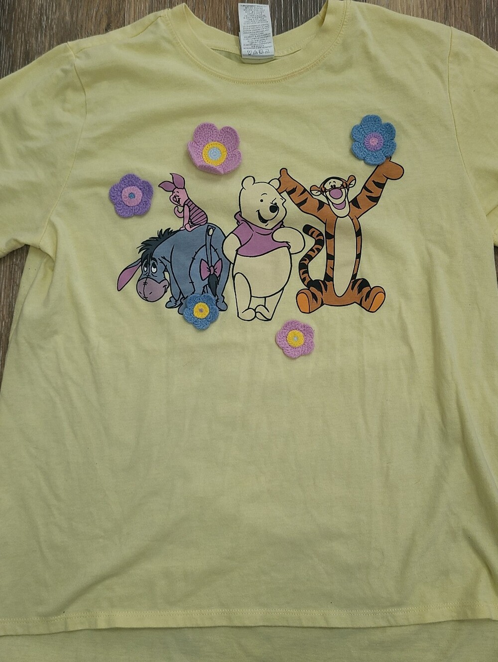 Disney Winnie the Pooh T-Shirt with Crochet Flowers Size Med